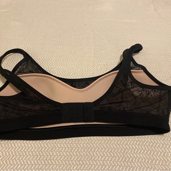 Like New Lululemon bra size M - Picture 2 of 5